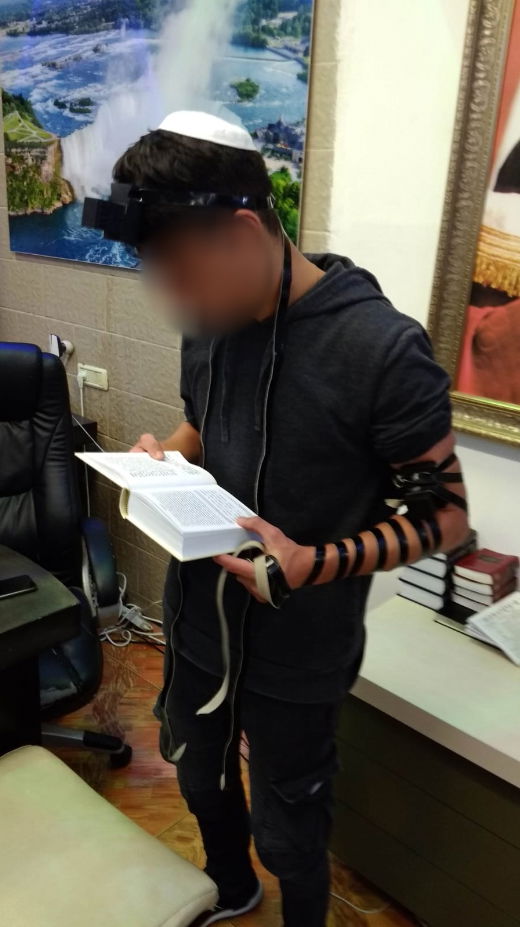 בנימין בהנחת תפילין