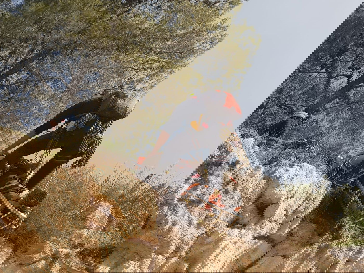 בת 55 נלכדה על מצוק בבית שמש. צפו בחילוצה