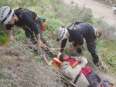 בת 55 נלכדה על מצוק בבית שמש. צפו בחילוצה
