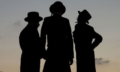 בחורים עם כובעי קטיפה. אילוסטרציה, למצולמים אין קשר לנאמר בכתבה