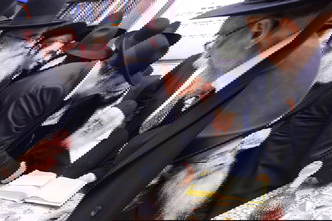 מרן שר התורה הכתיר את תלמידו לרב בבני ברק