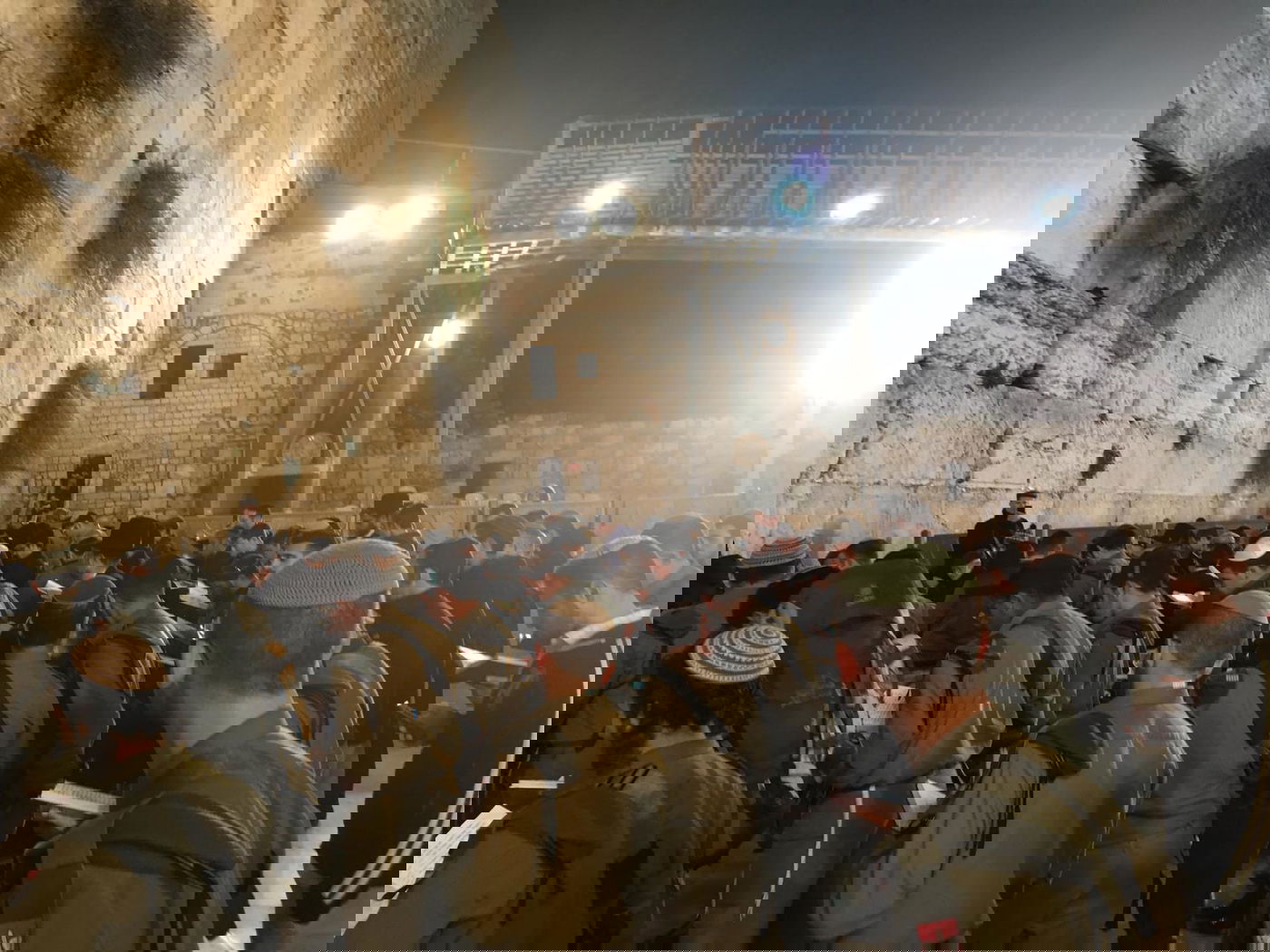 'נצח יהודה' מתפללים לשלום חברם שנפצע בבית אל