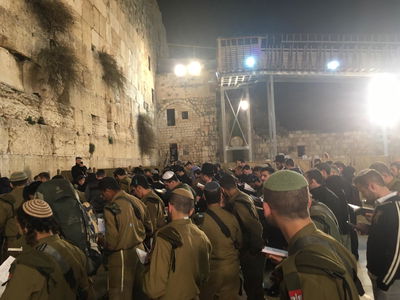 'נצח יהודה' מתפללים לשלום חברם שנפצע בבית אל