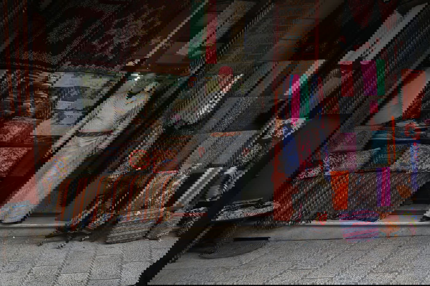 מוכר הגלימות למרן והבדים לנשות השאלים