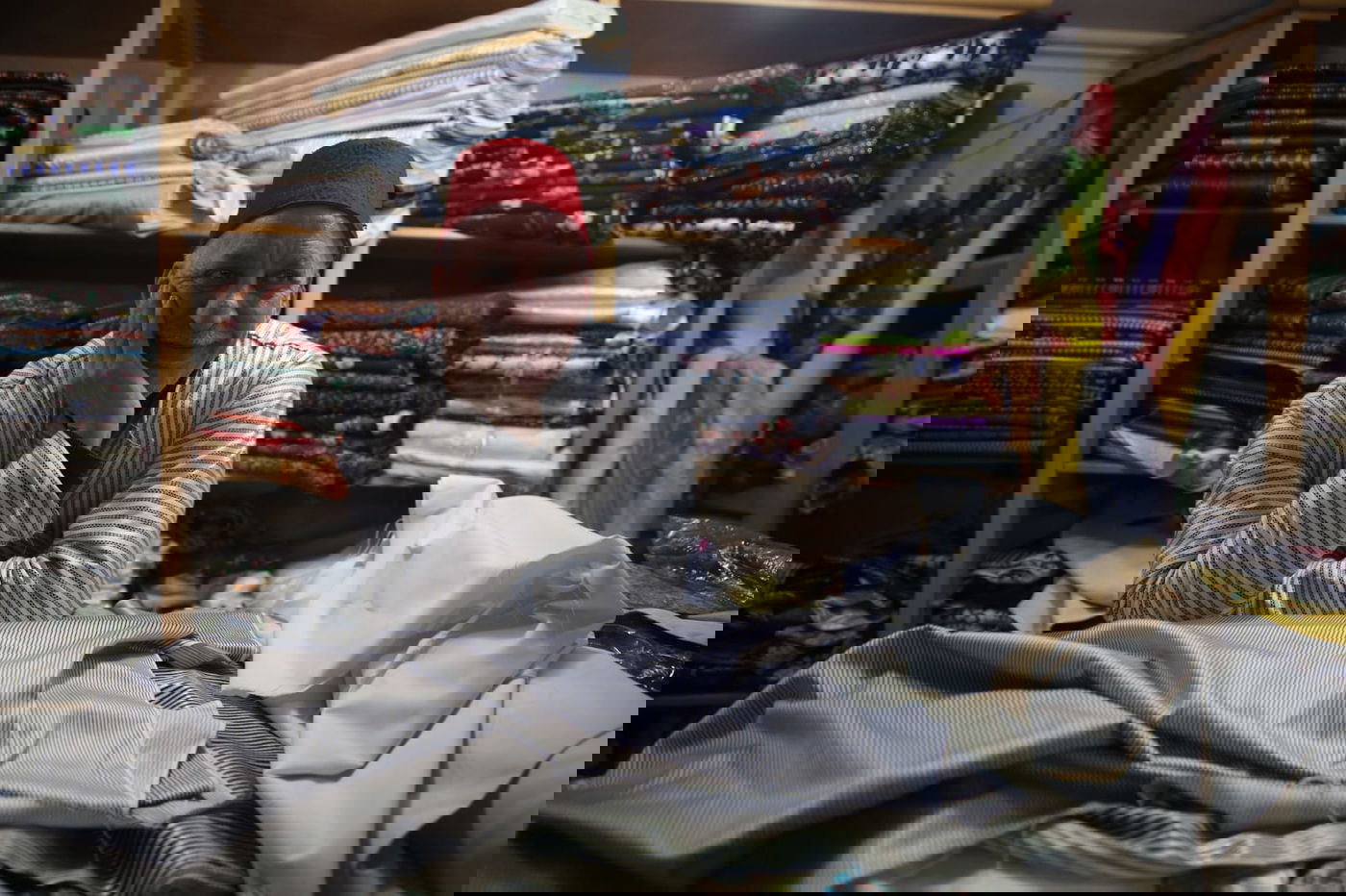 מוכר הגלימות למרן והבדים לנשות השאלים