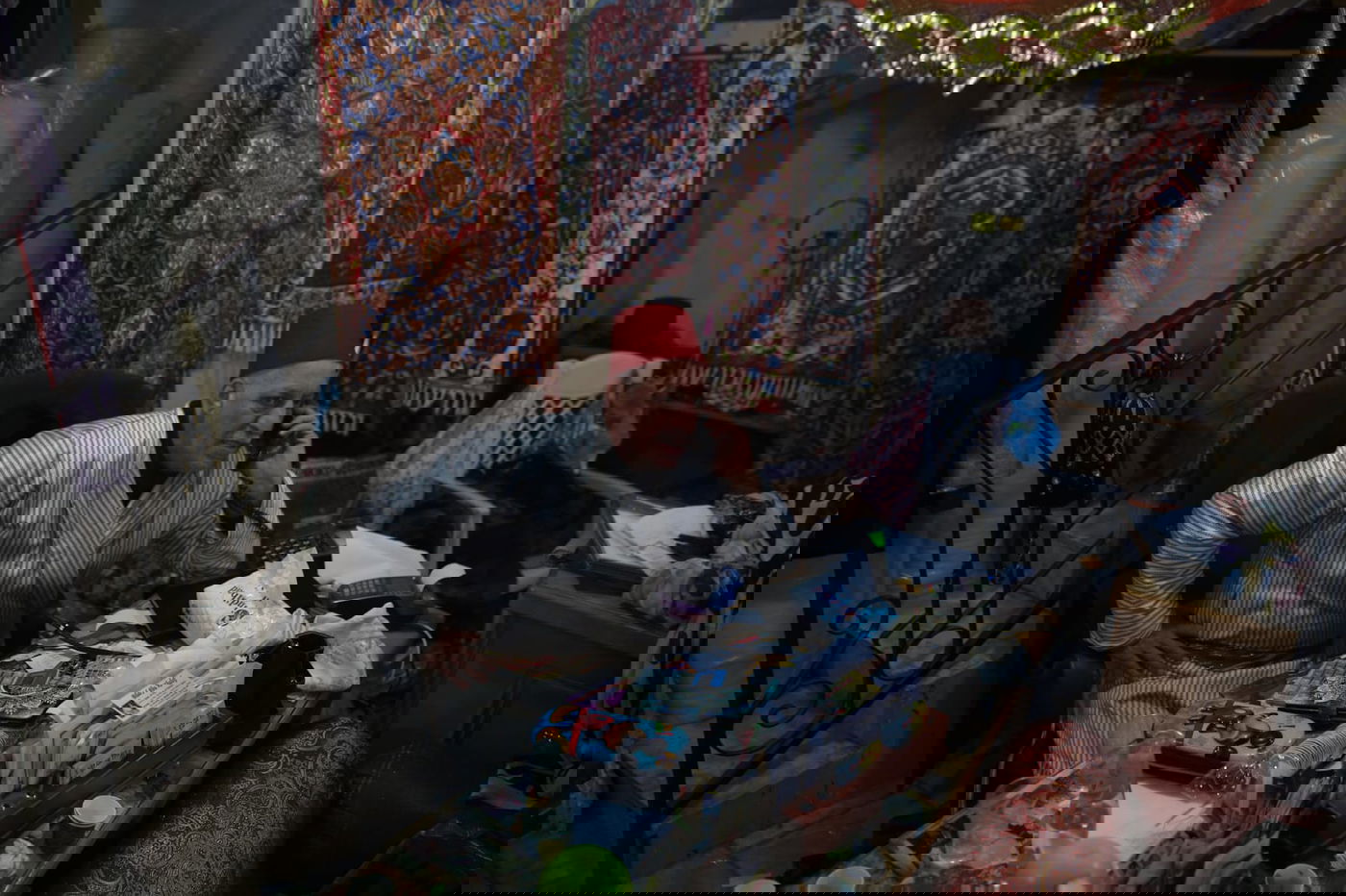 מוכר הגלימות למרן והבדים לנשות השאלים