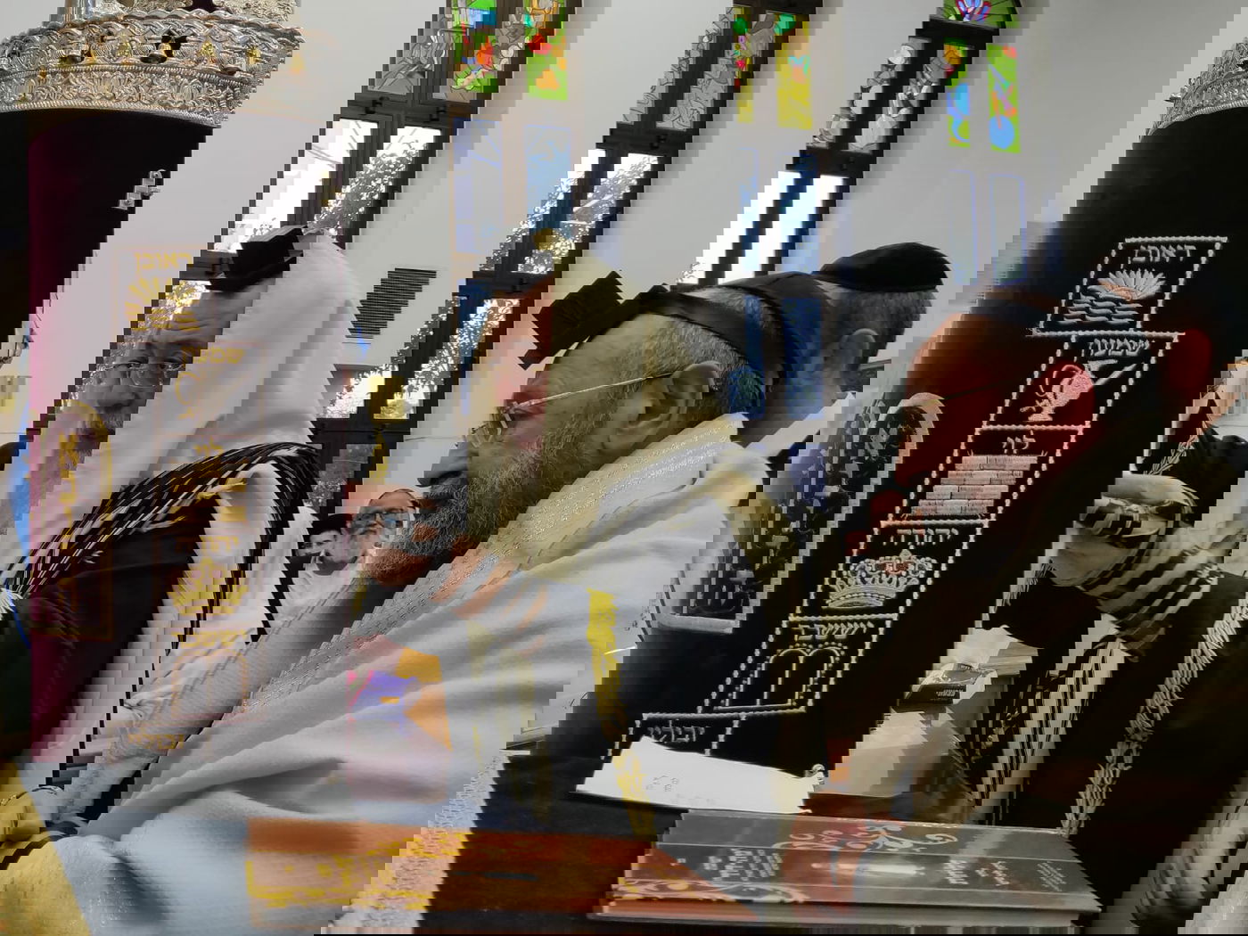 הראשון לציון והראב"ד ניפצו את האייפד. צפו