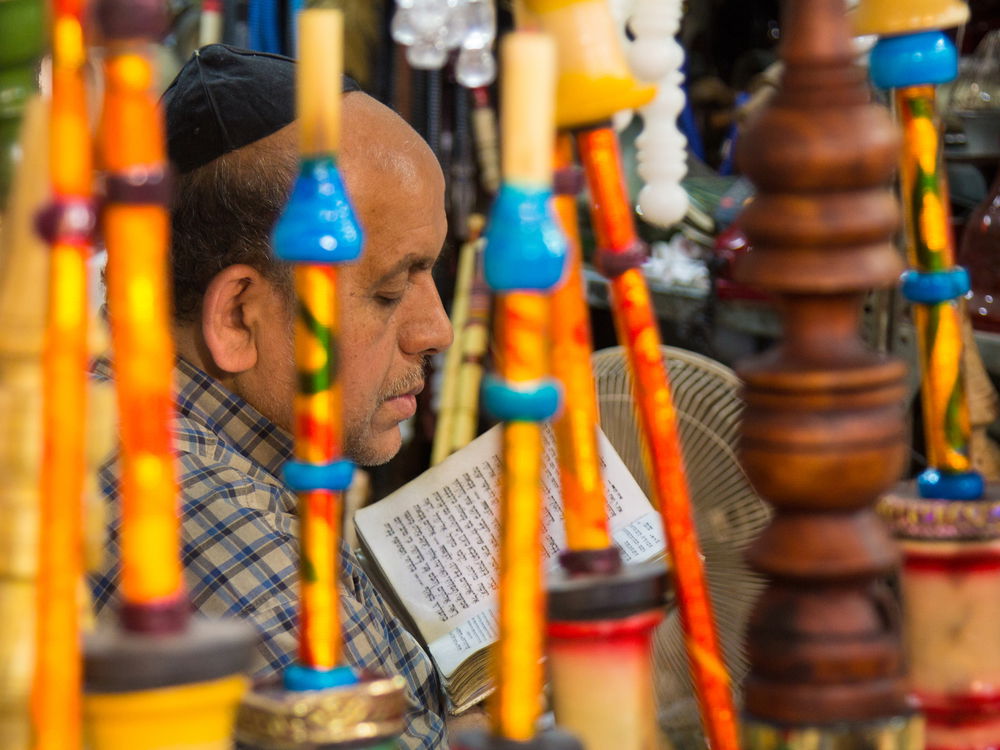 יהודי מתפלל בעיר שיראז. למצולם אין קשר לכתבה