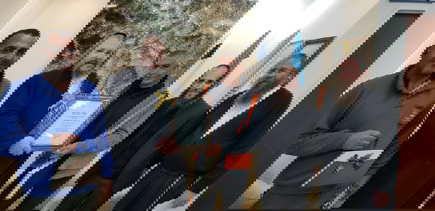 תעודת הוקרה לחוסיין