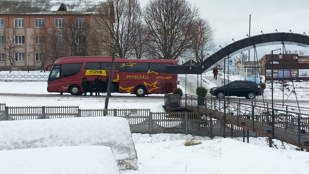 ראשוני האוטובוסים מגיעים לבית העלמין