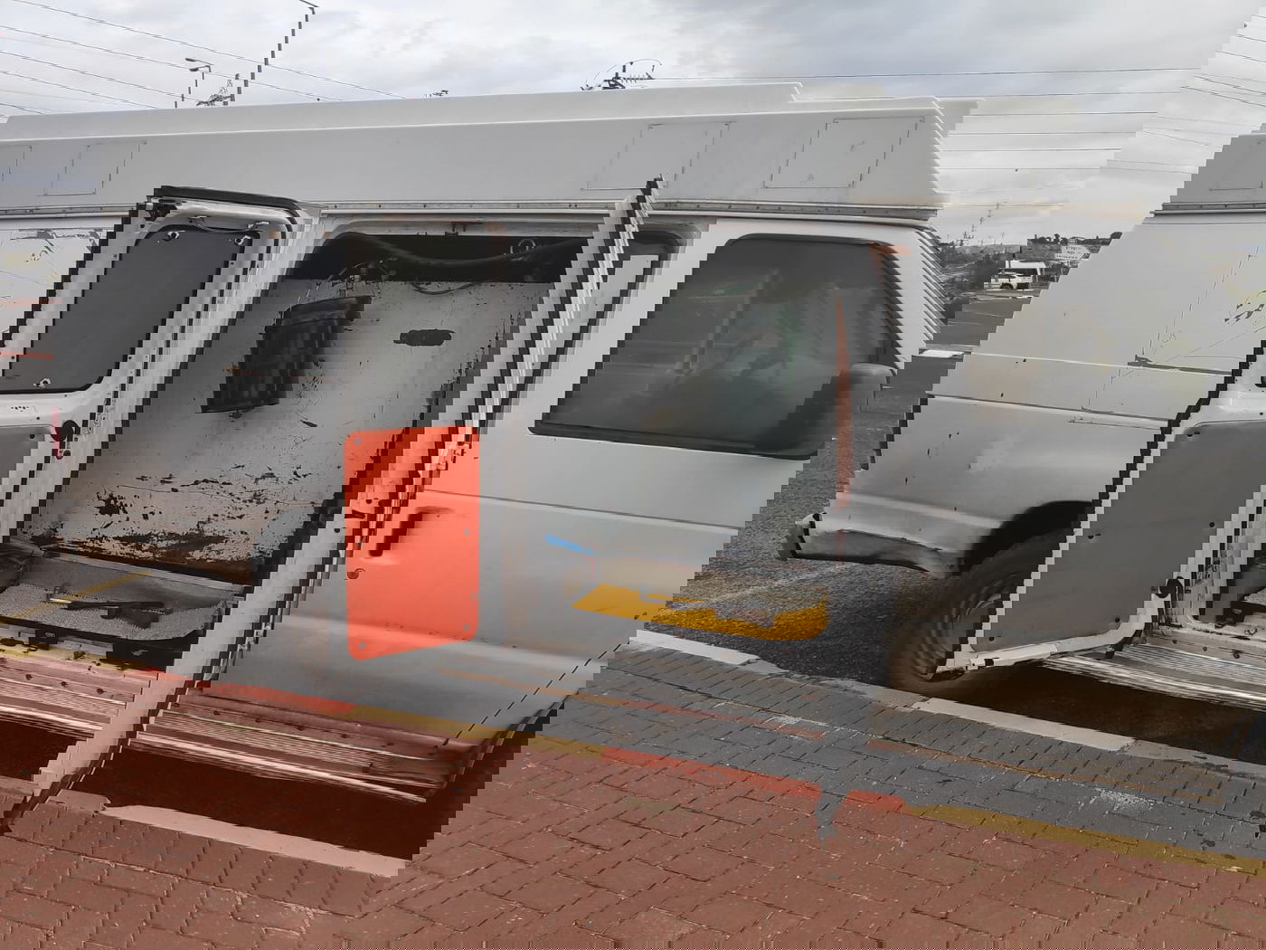 השוטרים הופתעו: תחנת דלק בתוך הרכב • צפו