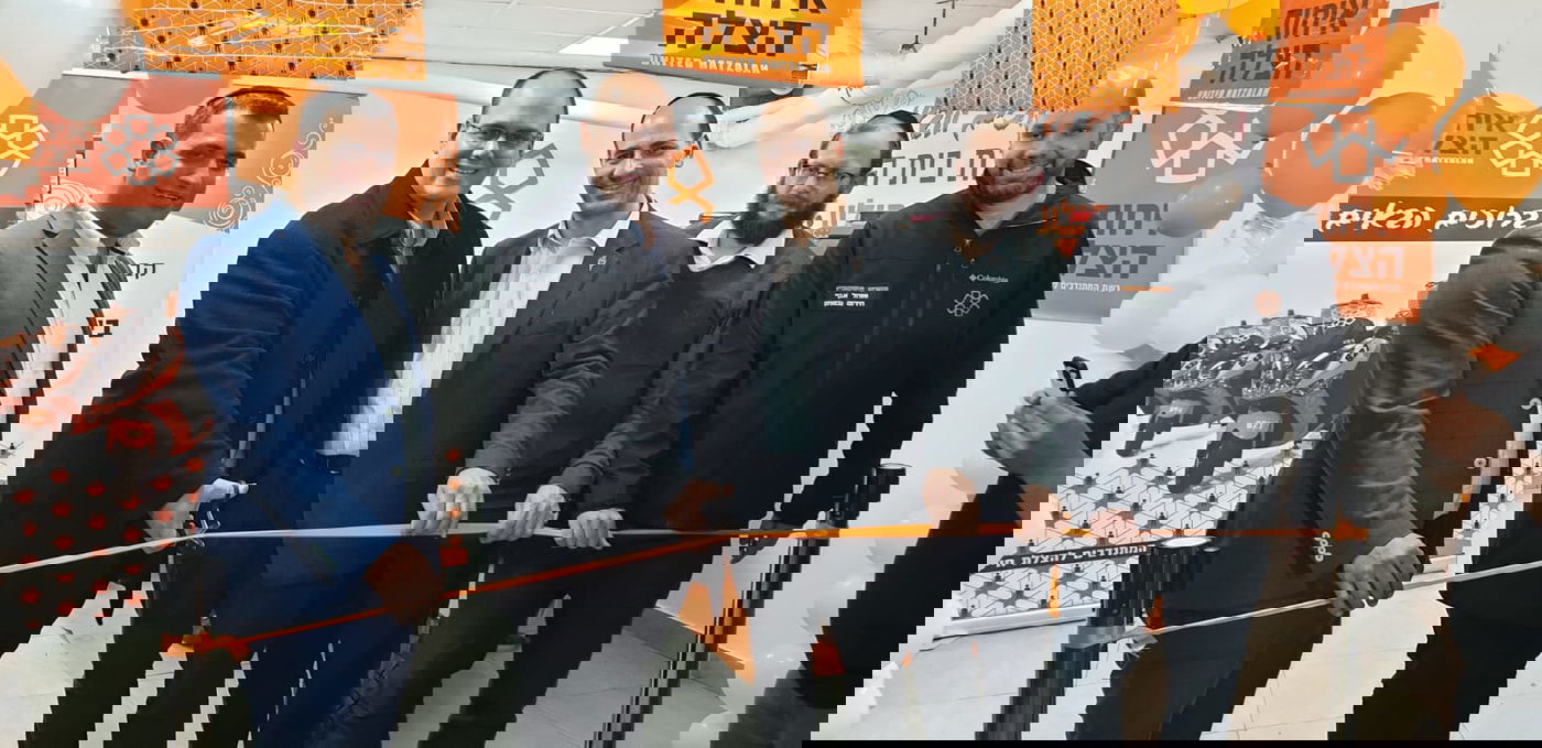 ראש עיריית בת ים מר צביקה ברוט  בגזירת סרט הכניסה