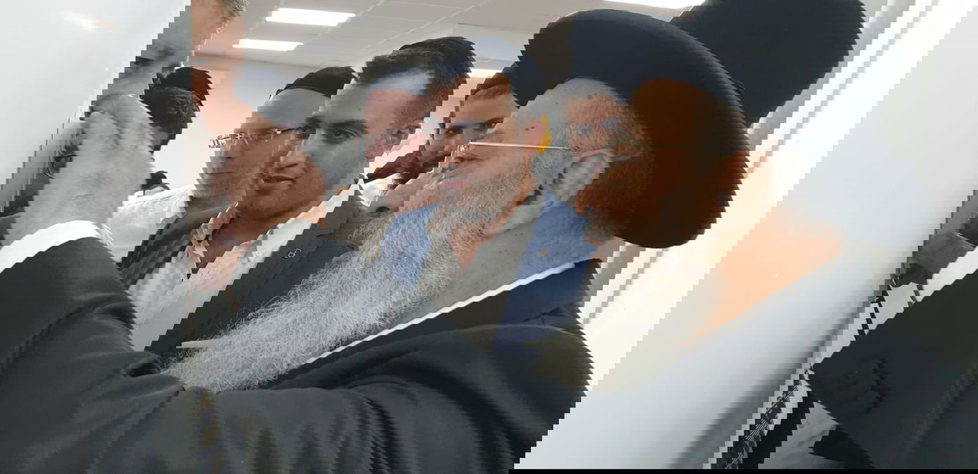 הרב בניהו שמואלי בקביעת מזוזת הכניסה