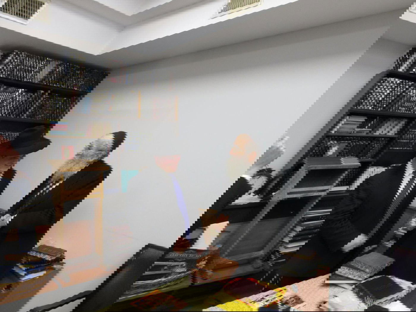 תיעוד בלעדי: האסיר יצחק אריה איחד את פוניבז' 