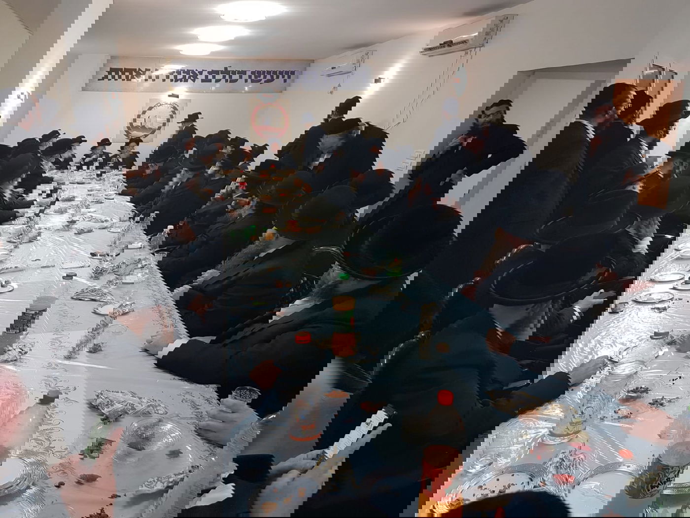 ישיבת המזכירות, אמש