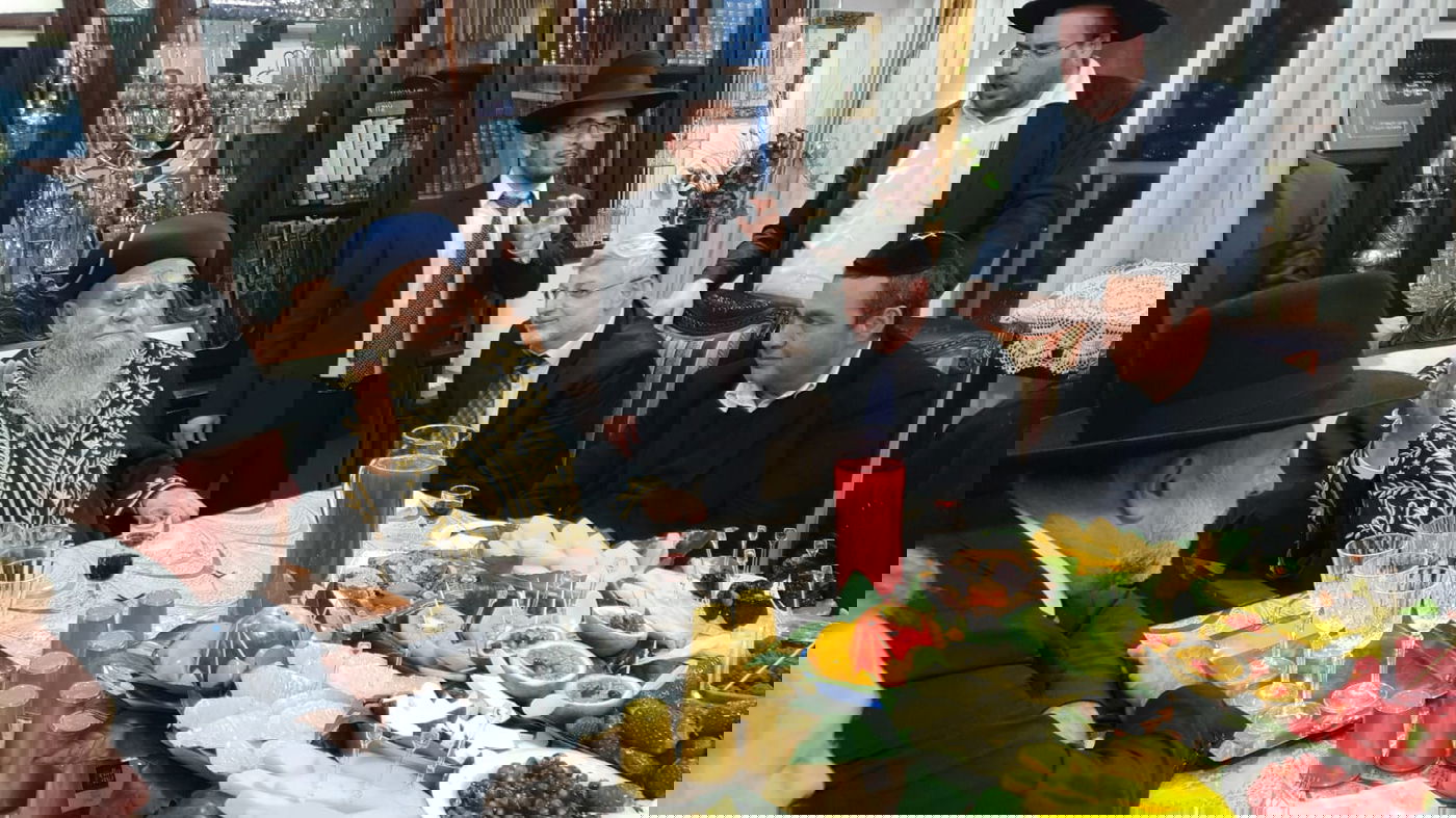 אלברטו כוכב קבע את המזוזה בבית הכנסת של הראשון לציון