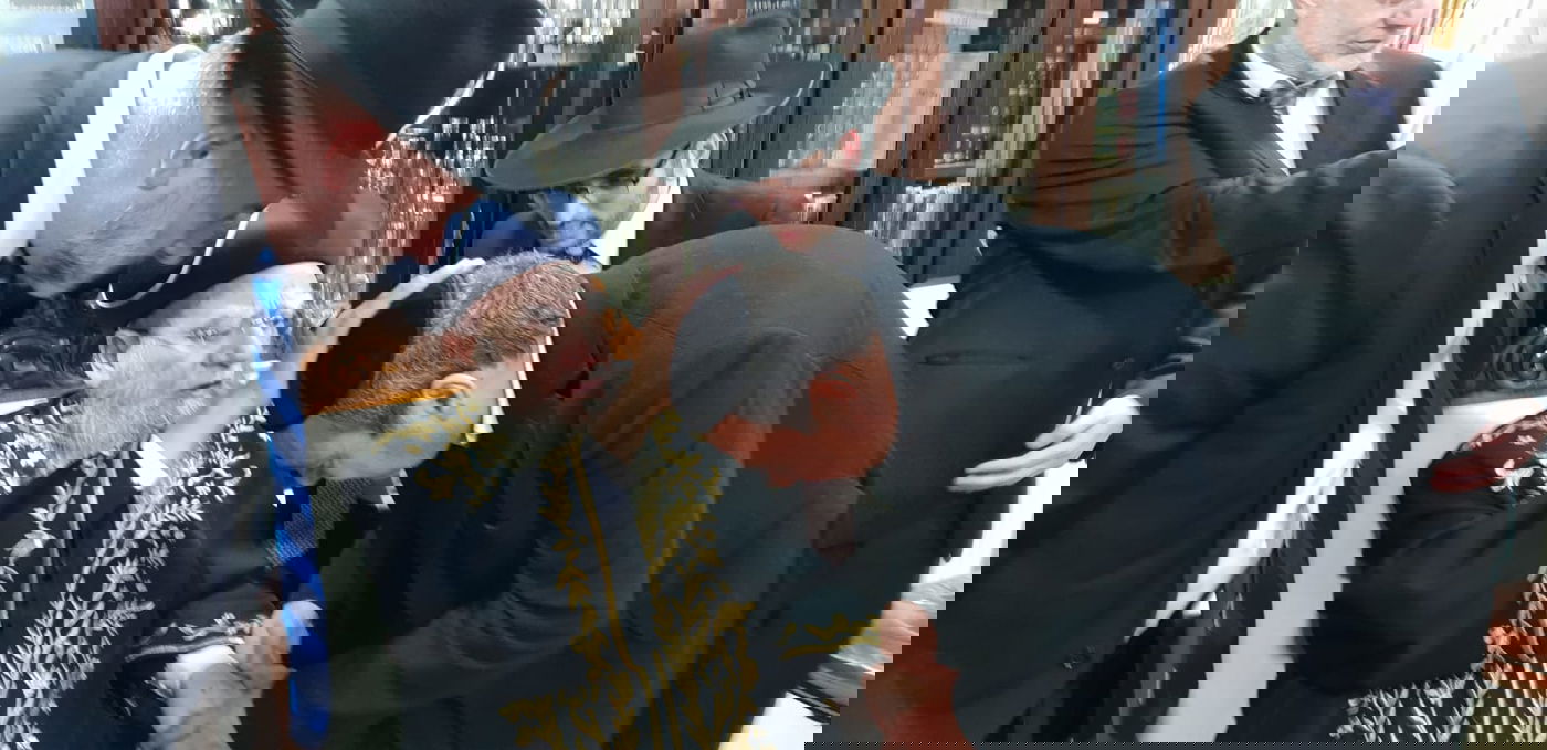 אלברטו כוכב קבע את המזוזה בבית הכנסת של הראשון לציון