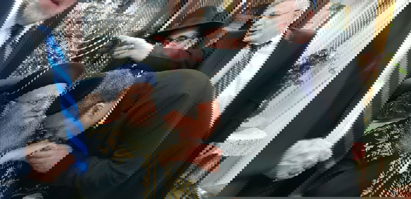 אלברטו כוכב קבע את המזוזה בבית הכנסת של הראשון לציון