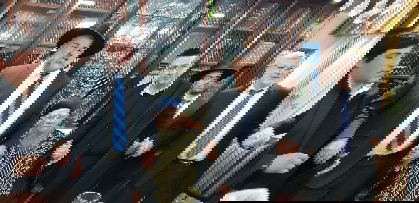 אלברטו כוכב קבע את המזוזה בבית הכנסת של הראשון לציון