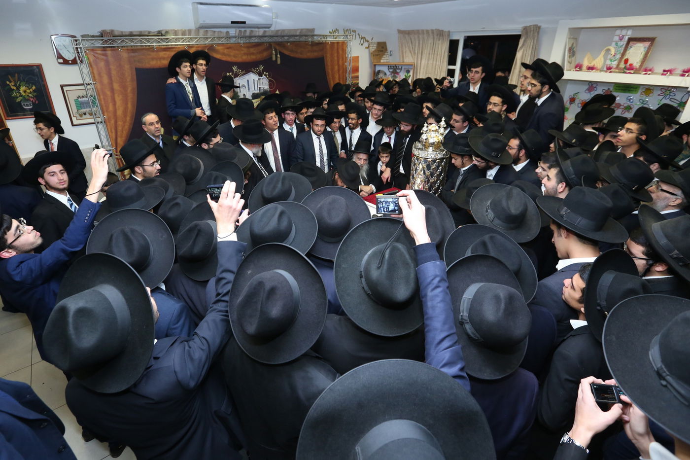 החגיגה הכפולה בישיבת 'קול אליהו' • תיעוד