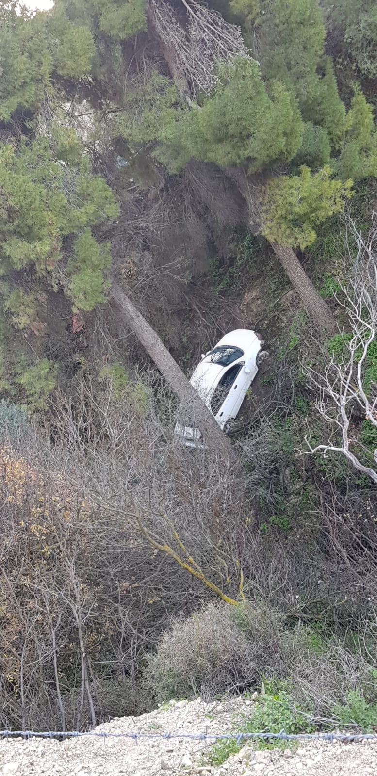 נהגת צנחה עם רכבה מגובה 30 מטר וחולצה
