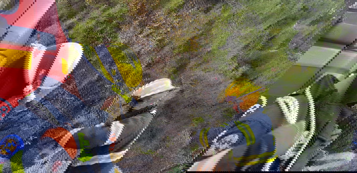 נהגת צנחה עם רכבה מגובה 30 מטר וחולצה