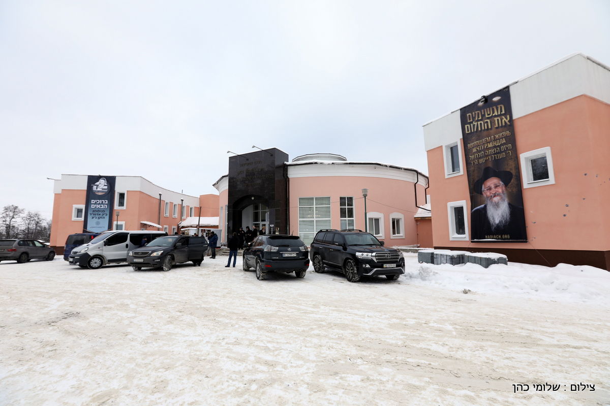אלפים בציונו של בעל התניא בהאדיטש • צפו