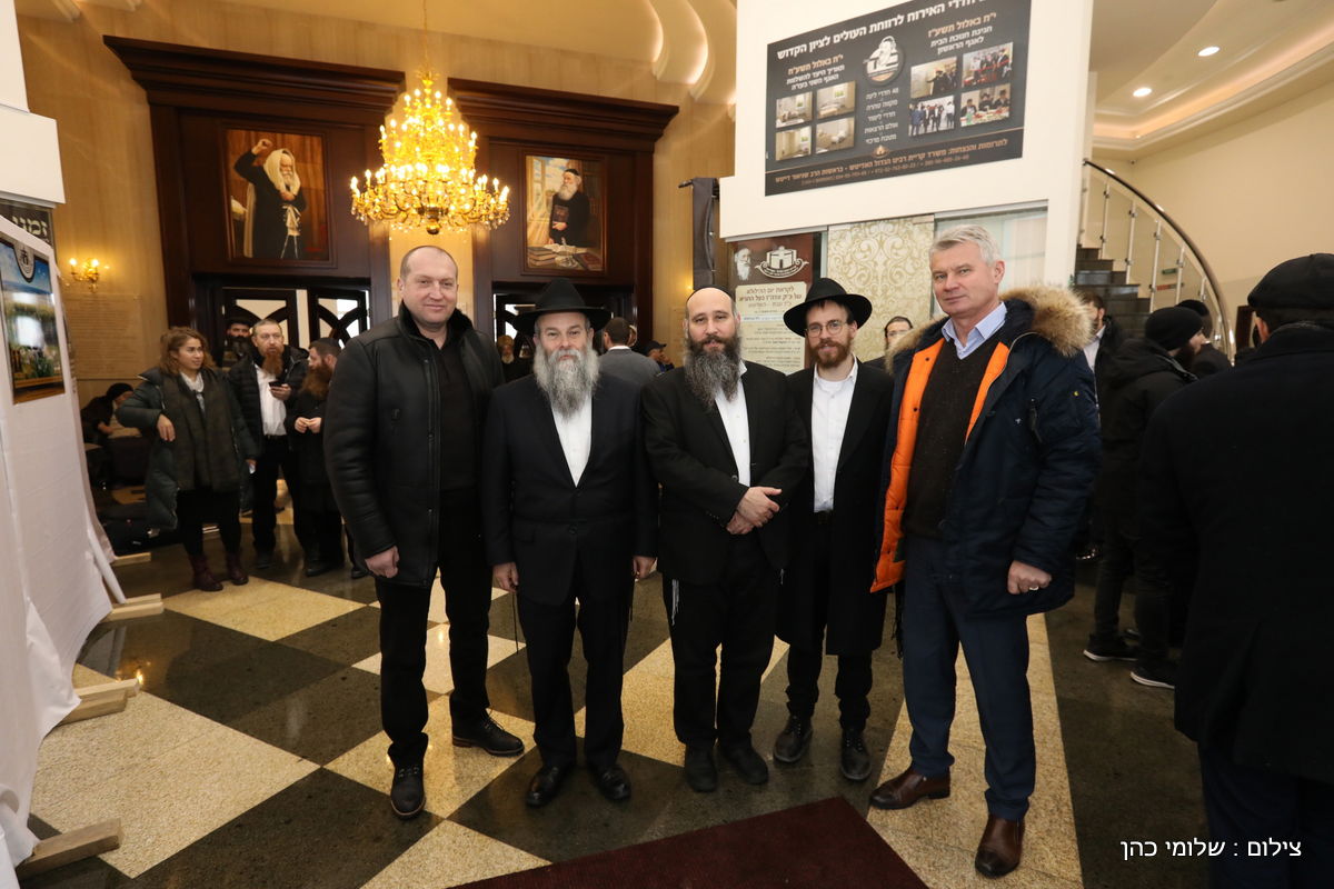 אלפים בציונו של בעל התניא בהאדיטש • צפו