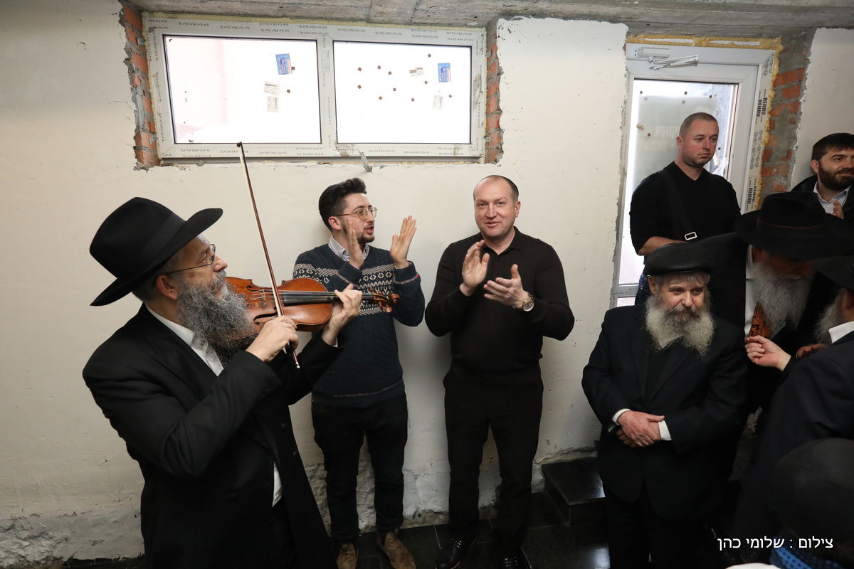 אלפים בציונו של בעל התניא בהאדיטש • צפו