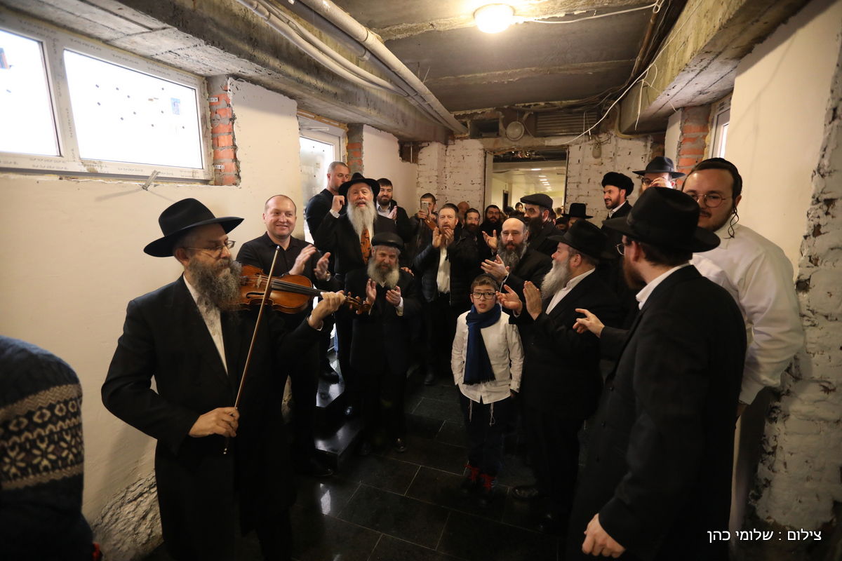 אלפים בציונו של בעל התניא בהאדיטש • צפו