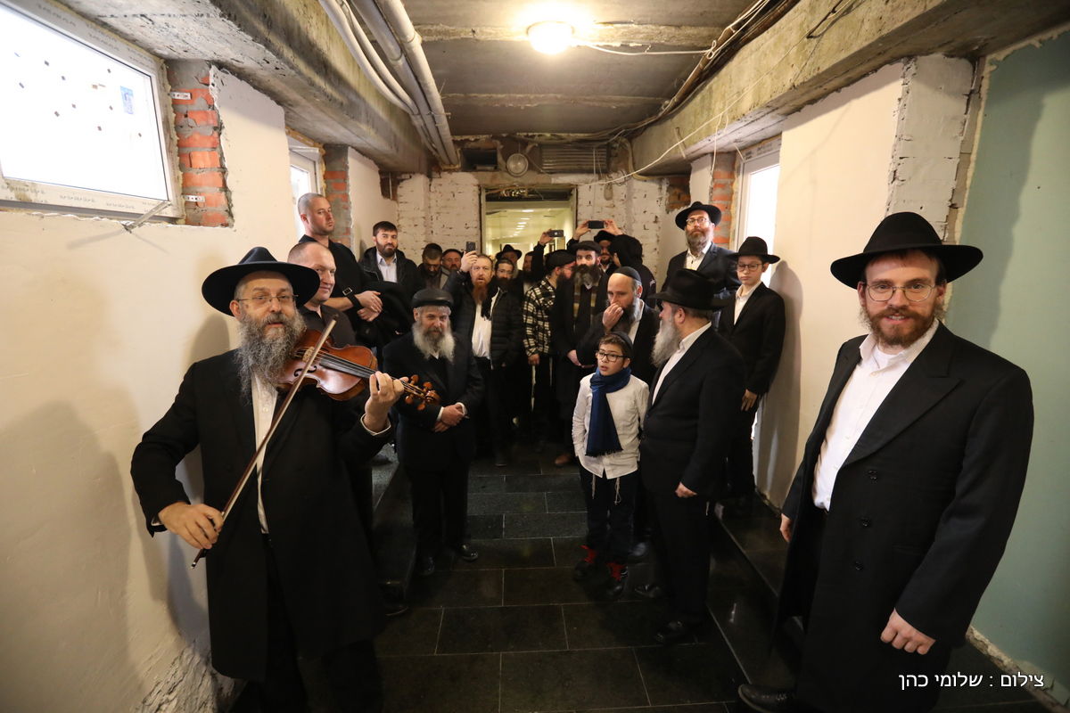 אלפים בציונו של בעל התניא בהאדיטש • צפו