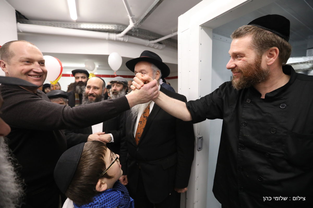 אלפים בציונו של בעל התניא בהאדיטש • צפו