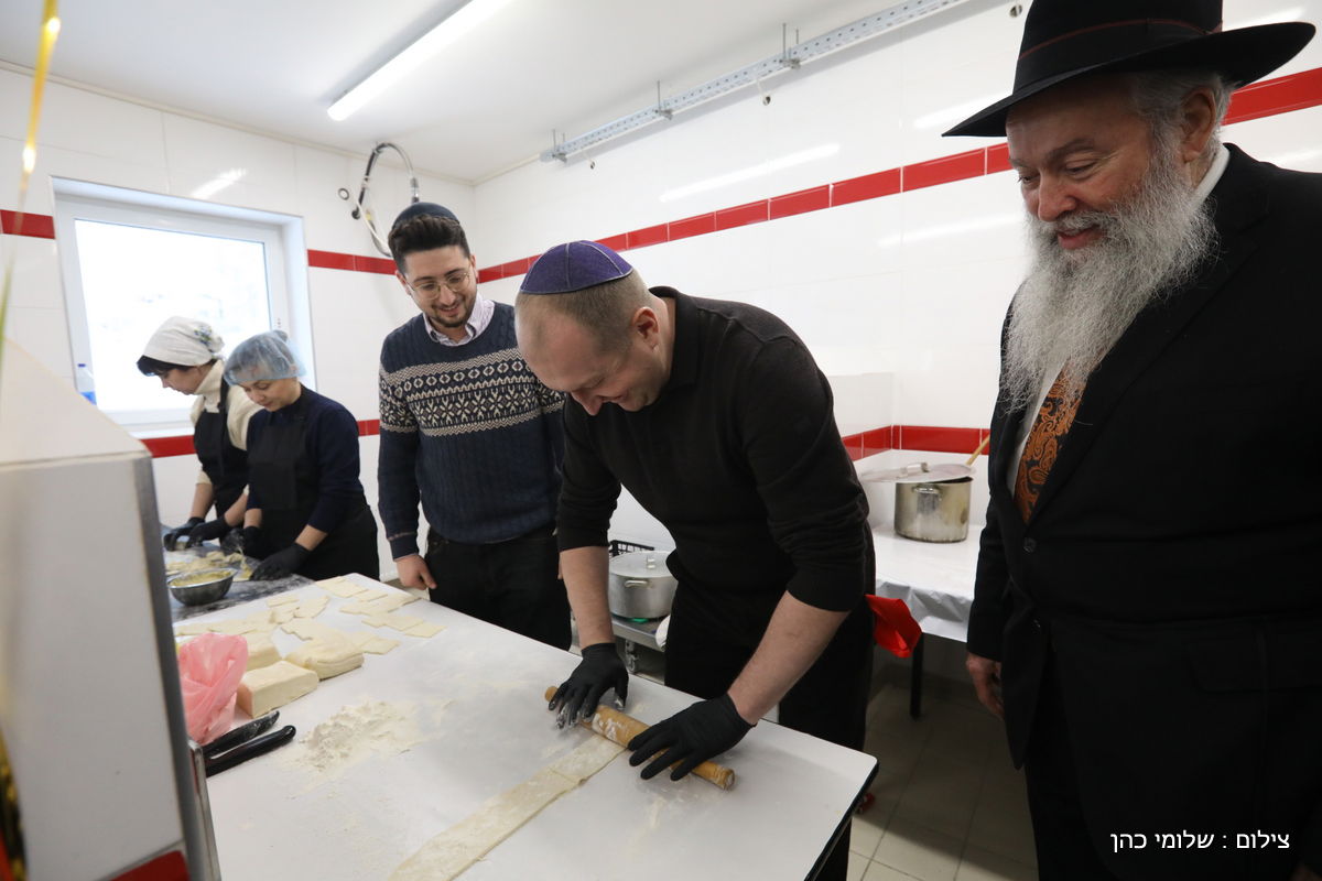 אלפים בציונו של בעל התניא בהאדיטש • צפו