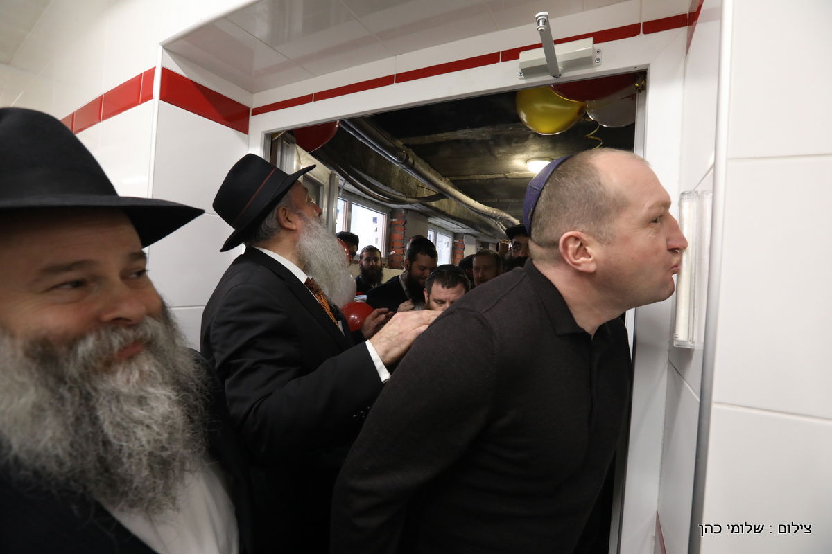 אלפים בציונו של בעל התניא בהאדיטש • צפו