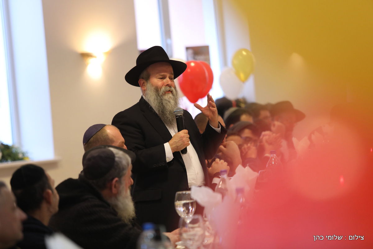 אלפים בציונו של בעל התניא בהאדיטש • צפו