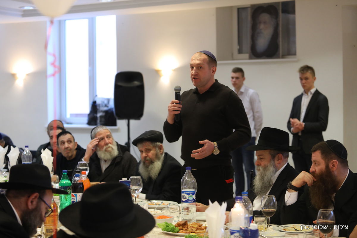 אלפים בציונו של בעל התניא בהאדיטש • צפו