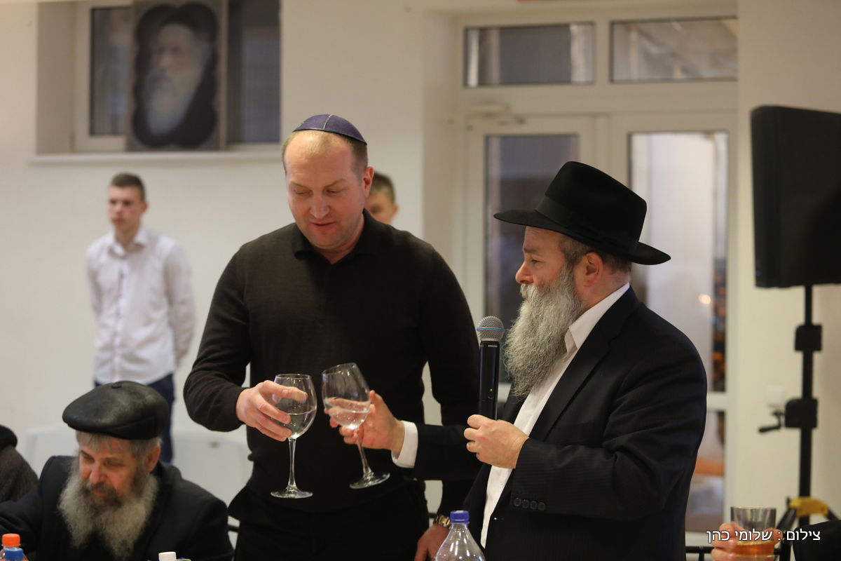 אלפים בציונו של בעל התניא בהאדיטש • צפו