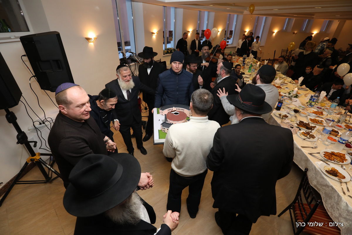 אלפים בציונו של בעל התניא בהאדיטש • צפו