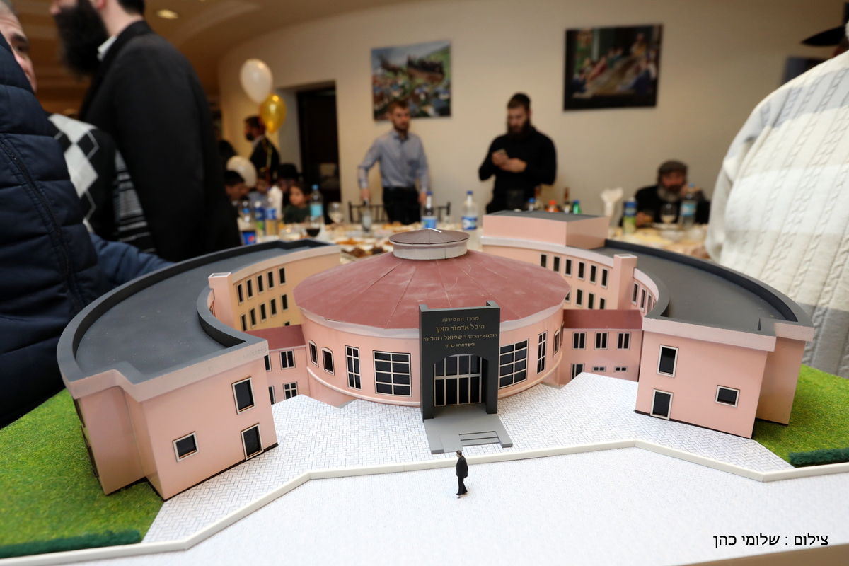 אלפים בציונו של בעל התניא בהאדיטש • צפו