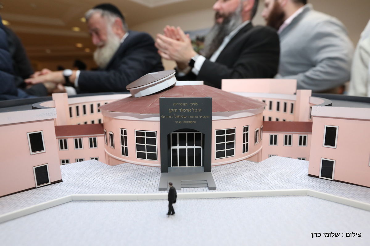 אלפים בציונו של בעל התניא בהאדיטש • צפו