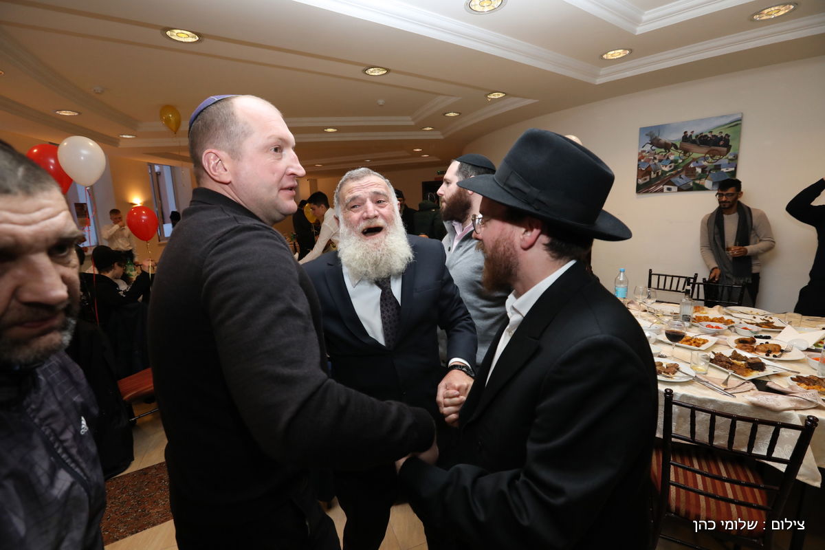 אלפים בציונו של בעל התניא בהאדיטש • צפו