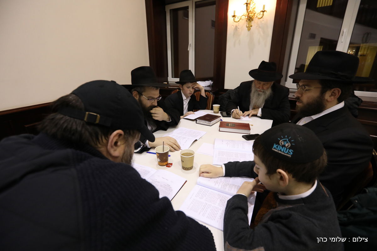 אלפים בציונו של בעל התניא בהאדיטש • צפו