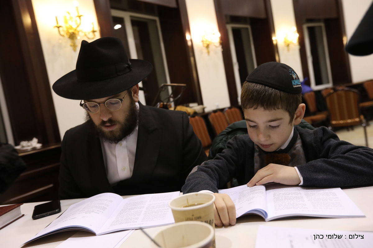 אלפים בציונו של בעל התניא בהאדיטש • צפו