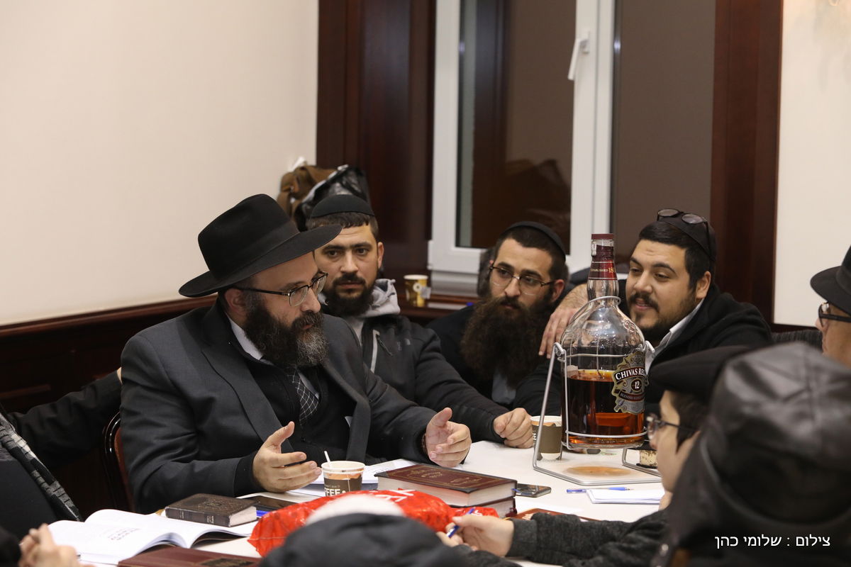 אלפים בציונו של בעל התניא בהאדיטש • צפו