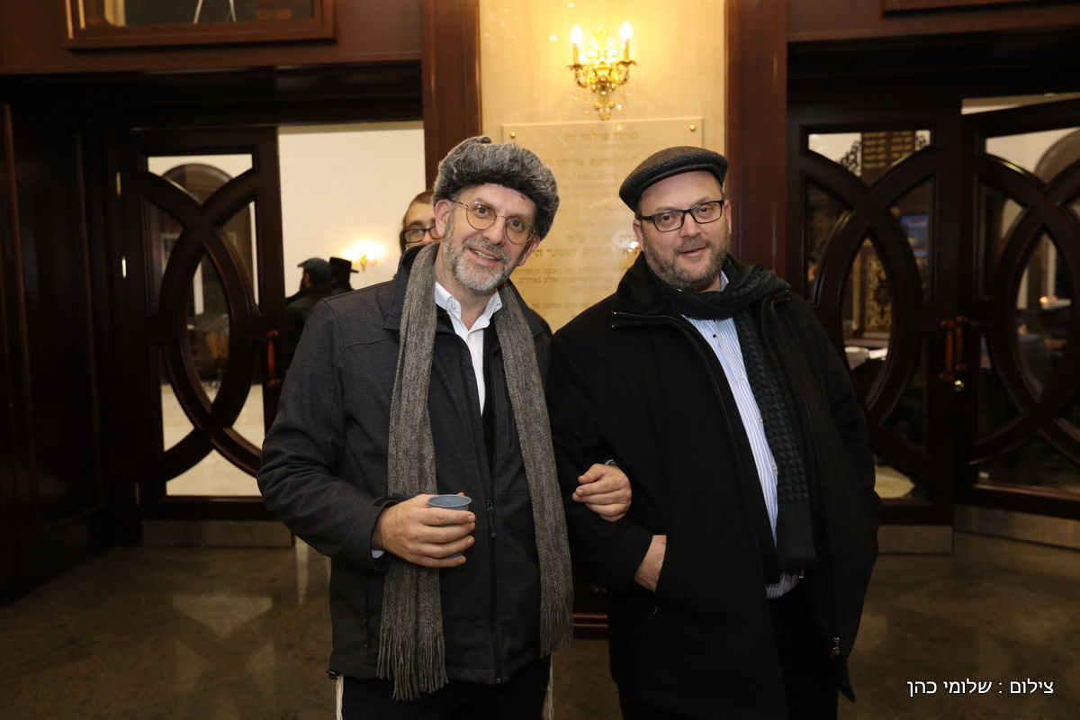 אלפים בציונו של בעל התניא בהאדיטש • צפו