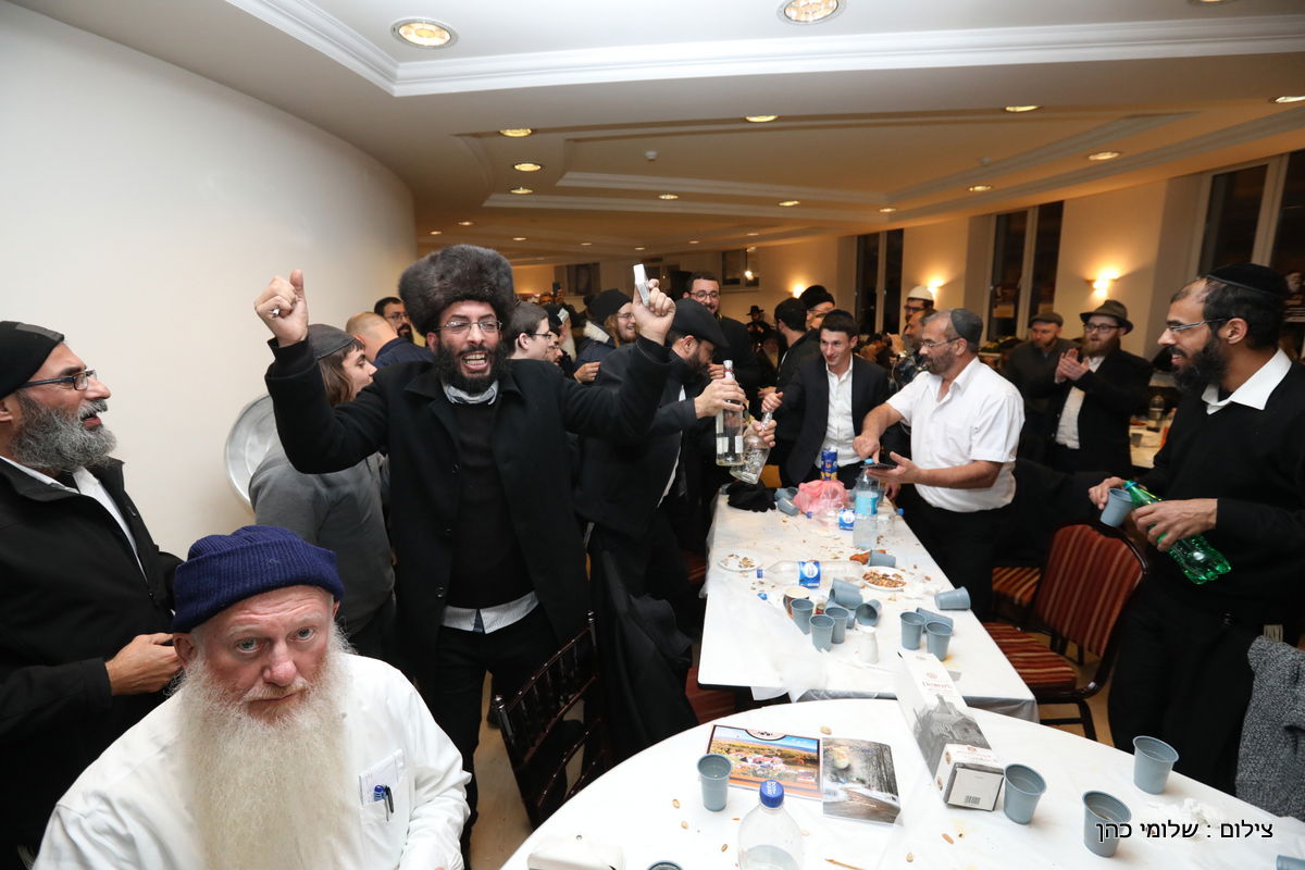 אלפים בציונו של בעל התניא בהאדיטש • צפו