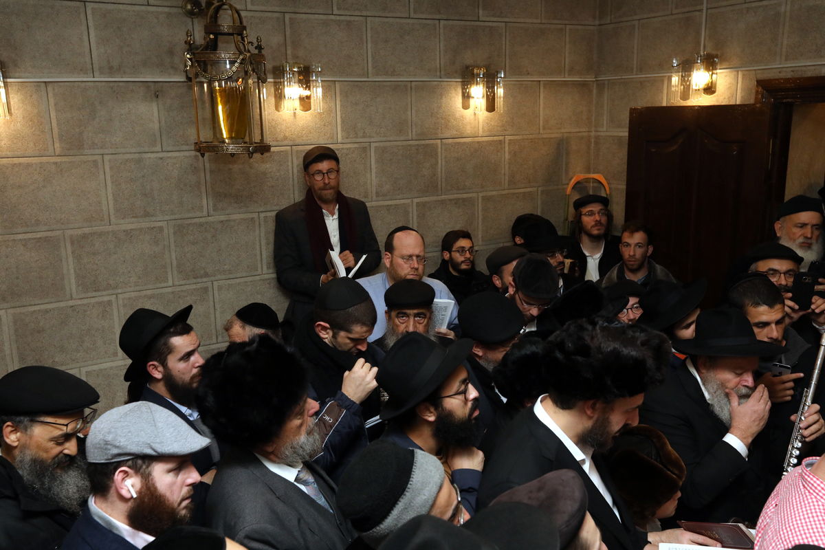 אלפים בציונו של בעל התניא בהאדיטש • צפו