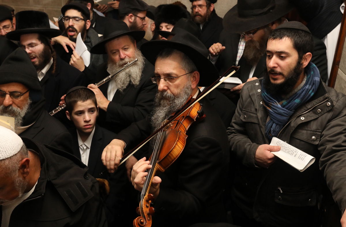 אלפים בציונו של בעל התניא בהאדיטש • צפו