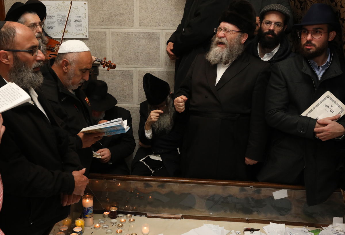 אלפים בציונו של בעל התניא בהאדיטש • צפו