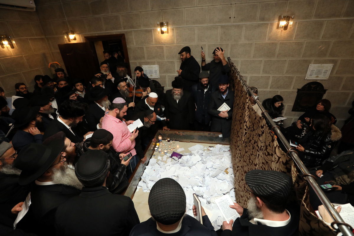 אלפים בציונו של בעל התניא בהאדיטש • צפו